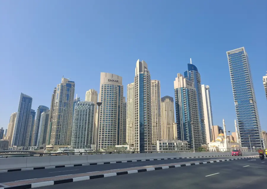 מגדלי מגורים לאורך המים בשכונת Dubai Marina