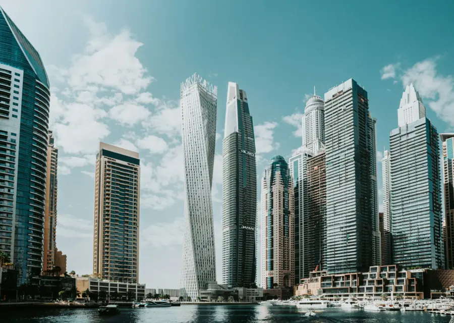 מגדלי מגורים על קו המים ב-Dubai Marina