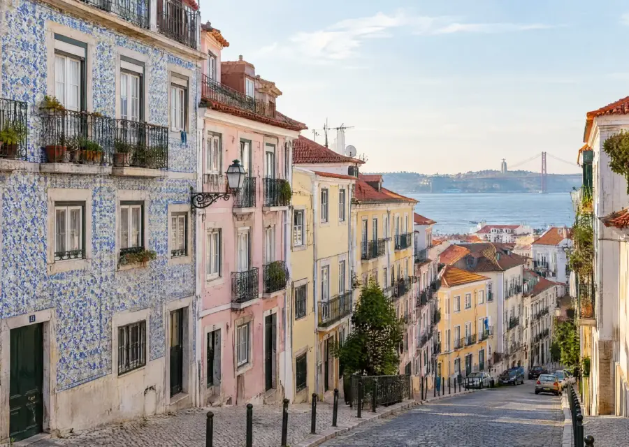 רחוב מגורים עם חזיתות אריחים ב-Lisbon בפורטוגל, בהשוואה לנדל״ן בדובאי